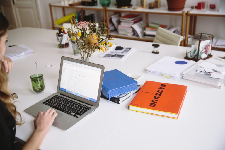 photo d'une femme dans un bureau