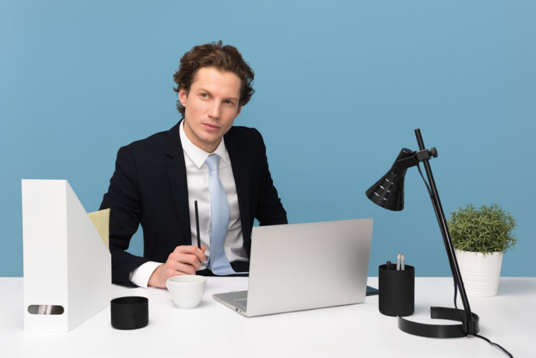 Photo d'un homme dans un bureau