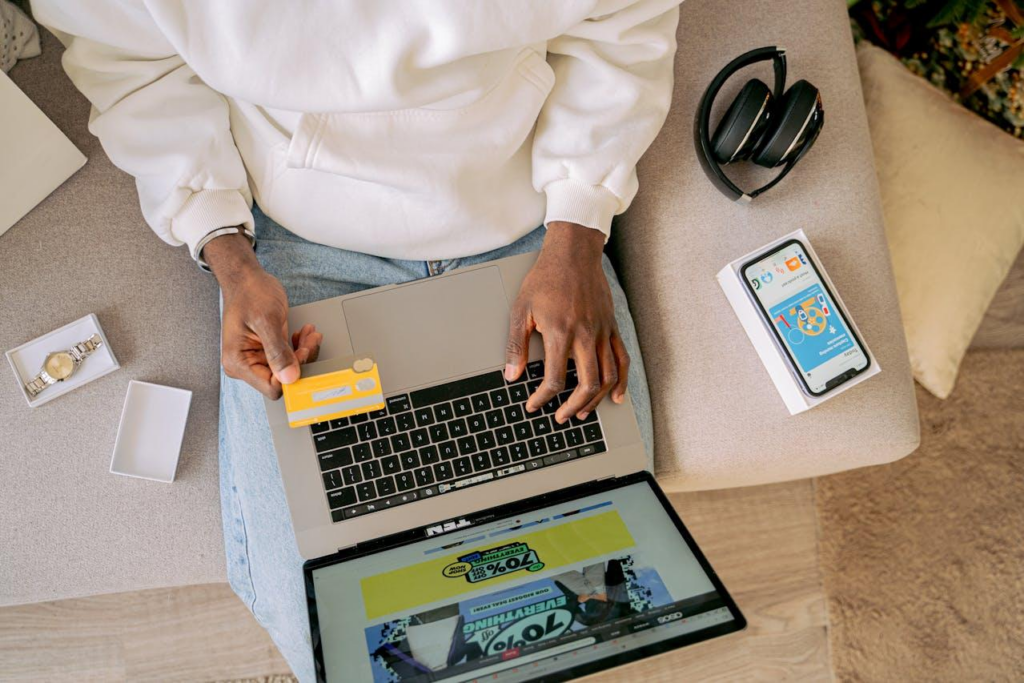 Photo d'une personne qui utilise une carte bancaire